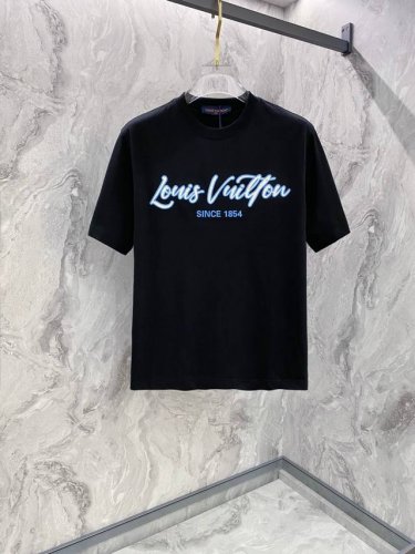 lv# 2025春夏新款圆领 首发专柜最新款短袖圆领T恤 高端订制 设计前卫时尚 品牌Logo重工艺设计 高端定制原版面料 手感柔软 上身穿着舒适 专柜级别精致