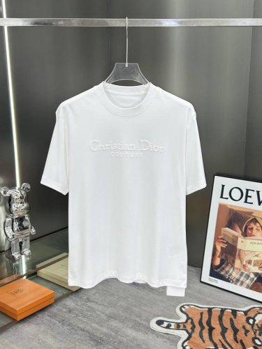 Dior 2025Fw春夏新品圆领打底外穿T恤，立体感半袖纯棉打底，原版液氨棉面料，柔而有韧性。工艺处理，韧性和抗皱性能得到大幅度提高。剪裁很到位，原版立体印胶