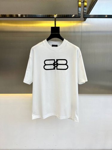 巴黎世家-2025春夏新款 字母Logo圆领短袖T恤，春夏休闲穿搭必不可少，胸前字母印花完完全全体现在高级审美的做工上， 印花自然美观，印花字母做工更是精致大气