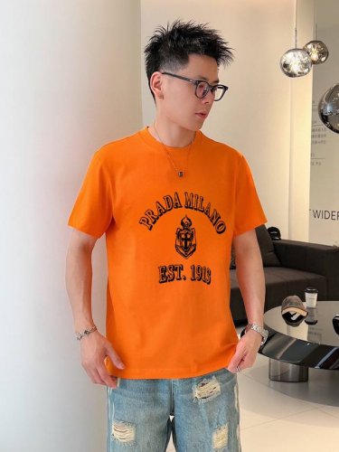直 品牌 Prada普拉达 胖子福音 原单男士休闲短袖T恤，2025春夏新品，定制胸前顶级Logo 工艺、搭配整件细节 品质及剪裁设计都堪称一流，定制进口丝光棉