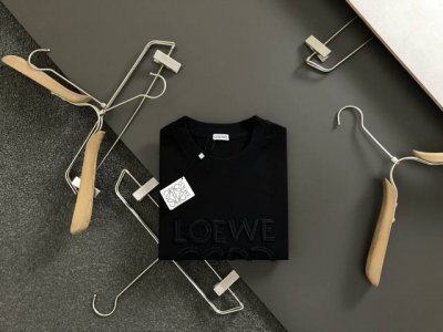 Low*微宽版型M-Xxxl 25春夏顶级编织绣经典短袖 精致工艺专柜面料 顶级元素融合打造 经典短袖3标齐全 潮男时尚 无论是上身舒适度还是都是无可比拟的存在