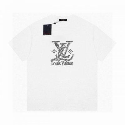 高品质Lv25Ss印花短袖！胸前品牌字母Logo大牌感十足！高端大气完美演绎，经典圆领不挑人版型上身巨显瘦 面料采用230克纯棉面料，保证舒适性同时透气冰爽的同