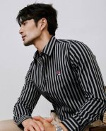 150 fila/斐乐25年春季新品高端时尚美学设计结合立体裁剪版型男士时装款竖条纹长袖衬衫 整体的形态设计完美沿袭了古驰现代极简主义基调，将都市高贵时尚阐释到
