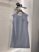miumi*2025新品上架 条纹无袖连衣裙 定制Yb斜纹全棉材质 穿搭舒适 透气细腻 条纹无袖微A连衣裙剪裁 通体蓝白条纹交织 利用剪裁和细节提升精致度 套头