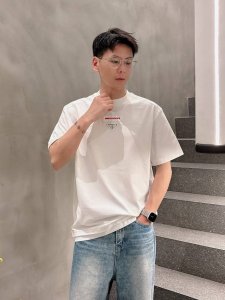 普拉达 2025春夏新款男女同款短袖T恤 定制专属纯棉面料 定制原版工艺螺纹 胸前重工字母Logo工艺设计 简约大方 从容百搭 档次极高 完美融入时尚还有风情感