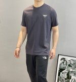 prad*A普拉-达25S新款T恤.基础款净版让你过目难忘！此款短Tee甄选240G高织棉面料，触感爽滑软糯，贴身穿着极致舒适亲肤！衣身胸前经典品牌字母精致绣花