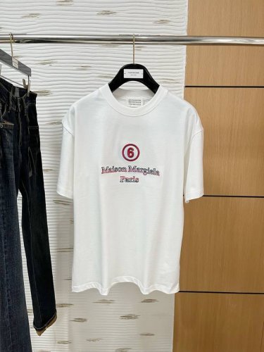 马丁家* 25Ss春夏新款首发专柜最新款短袖圆领T恤 高端订制 设计前卫时尚！品牌Logo重工艺设计 高端定制230克面料.手感柔软.穿着舒适.专柜级别精致车线