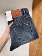 迪奥 2025年春季最新品牛仔裤出入专卖店无压力 专柜热销款 品味与价值共享 身穿着非常舒适 低调不失奢华 穿出去非常有档次,裤型款式和裁剪亦无需多言 上身精致