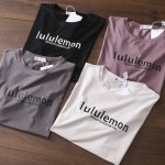 严选好货！Lululemon新款男士圆领短袖T恤！经典时尚款，客供科技弹力速干面料，吸湿排汗，舒适透气！胸前精美Logo印花，定织螺纹领口，领里压条，做工细节都