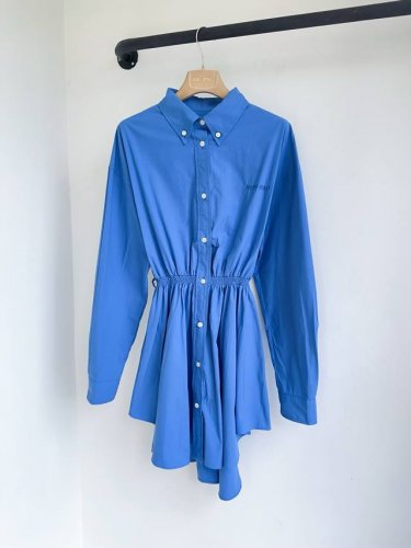 miu25春夏新款重磅定制面料翻领净色刺绣字母立体裁剪长袖连衣裙出货定制版型高级优雅甜美名媛风设计高贵优雅 版型上身别致奢侈 重磅纯棉面料，高级定制贝壳扣 胸前