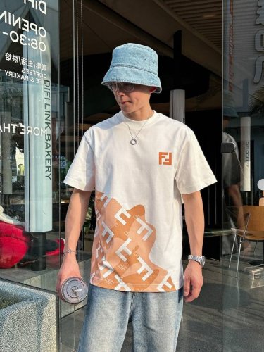 芬迪 2025春夏新款男女同款短袖T恤，！定制专属纯棉面料，定制原版工艺螺纹，胸前重工字母Logo工艺设计！简约大方，从容百搭，档次极高，完美融入时尚还有风情感