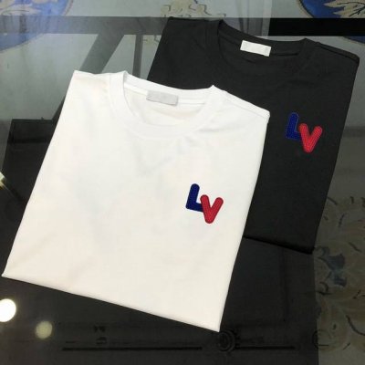 Lv 路易威登2025春夏新款原单男士圆领短袖T恤 高端定制 时尚百搭 柜台同步售卖 立体刺绣Logo图案设计 客供定制进口玉蚕丝面料，穿着亲肤舒适 面料柔软透