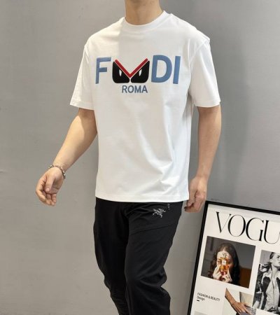 Fend*芬-迪25S春夏新款圆领短袖.男女同款！宽松舒适版型.极为经典小怪兽造型是整个造型的亮点.对于Fd的经典演绎.高温烫画发泡工艺.优质260G纯棉面料.