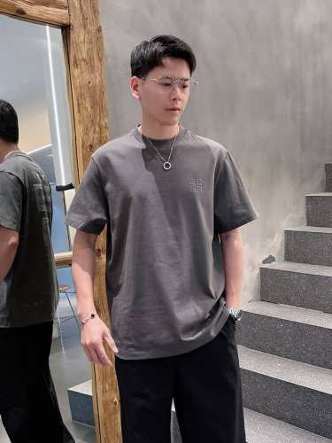 Jf58070纪梵希短袖系列 季度：2025春夏 颜色：黑色 铁灰 白色 尺码: M-5Xl 版型：微阔版型 克重：230克重 潮棉平纹面料 成份：100%棉