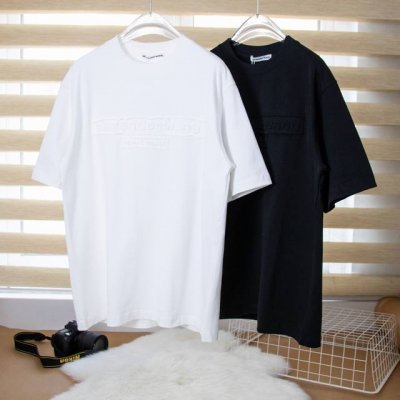 亚历山大王 Alexanderwang贴布立体字母短袖T恤 经典不过时的大王贴布T恤，Alexanderwang标识彰显个性。宽松版型随性自在，无论是搭牛仔裤还