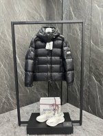 羽绒上新Moncler Maya 70冬季短款羽绒服夹克外套. Moncler 羽绒夹克专为庆祝品牌70周年而设，采用金属感尼龙制成。秉承传统，拥抱创新， Mo