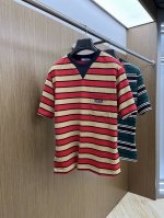 prada 普拉达2025新款字母贴布刺绣条纹撞色短袖T恤男女同款 prada条纹T恤，经典与时尚的碰撞。咖红黑白条纹，独特吸睛。V领巧思，修饰颈部线条 口袋设