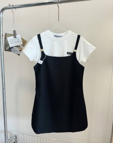 价格P： 品名：Mium*U 徽标短袖背带小黑裙套装 尺码：S.M.L 颜色：黑色 白色 Miu穿搭真的把我惊艳到了，狠高级的一款吊带小黑裙，搭配同系列白T简直