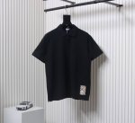 Burberry 巴宝莉Bbr 下摆贴布战马短袖polo衫 前幅采用进口田岛机万针刺绣，下排小字母绣花体现进口绣花机功底。还原原版品质。纽扣定染与布料颜色一致。