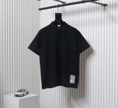 Burberry 巴宝莉Bbr 下摆贴布战马短袖polo衫 前幅采用进口田岛机万针刺绣，下排小字母绣花体现进口绣花机功底。还原原版品质。纽扣定染与布料颜色一致。