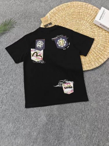 海鸥标志刺绣多口袋宽版T恤 货号：504 材质：100%纯棉 这件宽松版短袖T恤背面的多个口袋以牛仔贴布与日本制织锦打造，增强视觉效果；短袖T恤正面则有着烫金织