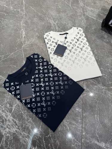 驴牌 25Ss新品T恤！订制轻盈棉质针织，展现渐变 Monogram 案从肩部向下消散之景，为休闲造型注入品牌Monogram 渐变印花，罗纹衣领！ 颜色：深蓝