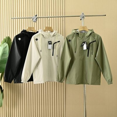 上新 Descente 25年春夏季轻薄迪桑特户外防风防水拉链连帽休闲冲锋衣夹克功能性薄款外套， 面料采用轻薄、防风，透气，轻量，耐磨，Dwr处理 防泼水 能凝