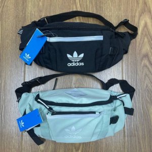 Adidas阿迪达斯三叶草3M反光条多功能运动休闲腰包手提包单肩包斜挎包 颜色：黑色 浅绿色 尺寸：26X16X10 Cm 1809