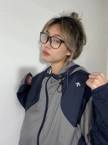 Descente迪桑特新款美式拼色轻薄连帽防晒衣 夏季户外风登山防晒服外套是夏季户外运动的必备之选。它采用轻薄面料，给你轻盈自在的穿着体验，衣服还带有连帽设计，