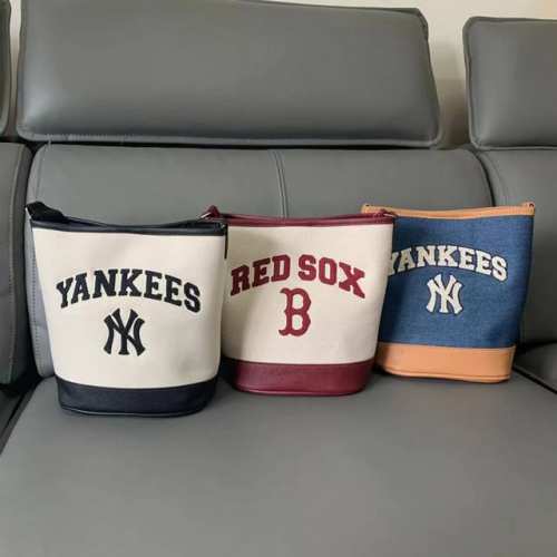 实拍图 批 款号 105 mlb男女水桶包单肩包斜挎包情侣时尚运动休闲2025新款包包 尺寸 18X22.5X13 颜色 黑色 酒红 蓝色