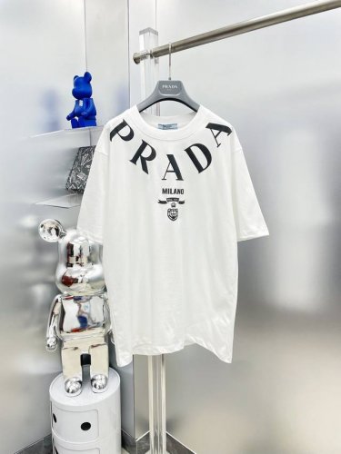pra*普拉达 2025夏季新款发泡经典字母印花Logo短袖Tee D专柜同步有售，原单狠货，时尚 进口原版科技面料，上身舒适透气，原版定制五金辅料，上身帅气有