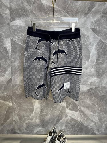 tb汤姆布朗 Thom Browne2025Ss新款针织短裤，定制面料采用威化布织法，提花针织工艺，版型紧致立体，4杠拼接，定制裤绳五金质感强，顺滑，上身舒适透