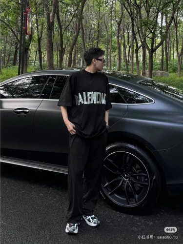 高品质 品名：巴黎世家 Balenciaga 25Ss新款银色胶带印花 圆领宽松男女同款短袖T恤 颜色：黑色 面料：凯迪棉230G 版型：宽松 尺码 M-L-X