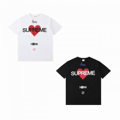 supreme Ss25 Week1 Announcing Tee 心形Logo图案圆领短袖T恤 男女同款 印花细节十分到位，螺纹处采用成衣印花，需将成衣整烫平