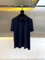 Prad普拉、25Ss早春新款桑蚕丝混纺针织翻领短袖Polo Shirt。选用客供进口46.1%聚酯纤维，44.6%长绒棉，4.8%桑蚕丝，4.5%氨纶混纺纱线