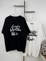 款号X55 Louis Vuitton 路易威登霓虹标识字母短袖T恤 本款T恤以柔软棉质针织塑造经典直身版型，为正面的手写体标识融入霓虹视效，巧妙致意2025春