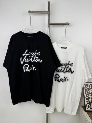 款号X55 Louis Vuitton 路易威登霓虹标识字母短袖T恤 本款T恤以柔软棉质针织塑造经典直身版型，为正面的手写体标识融入霓虹视效，巧妙致意2025春