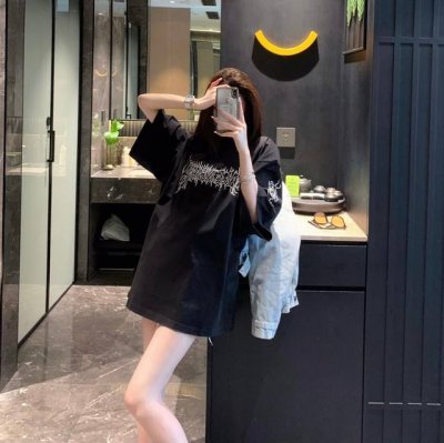 巴黎世家 Balenciaga新款火焰梵文情侣款短袖T！宽松版型！ 采用320克精梳纯棉面料！突出精致！质感无敌！百搭黑色！ 依然顶级工艺！过肩领条加固不变型！