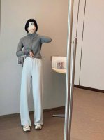 Lululemonlululu系直筒卫裤 主打“裸感”体验，采用莫代尔纤维面料，轻盈柔软，垂感挺括，适合运动和日常穿着 开模定制腰头抽绳配件 配件颜色和面料一致
