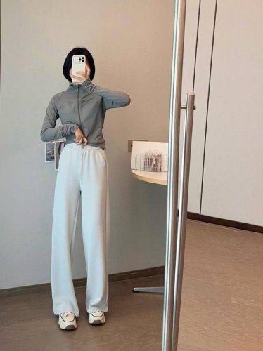 Lululemonlululu系直筒卫裤 主打“裸感”体验，采用莫代尔纤维面料，轻盈柔软，垂感挺括，适合运动和日常穿着 开模定制腰头抽绳配件 配件颜色和面料一致