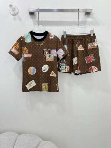 Louis Vuitt*N路易 威登 25夏季新款套装 圆领短款上衣+短裤的组合 经典老花印花领口链条 添加了海报徽章元素 经典与潮流的碰撞 订制面料 精致的设