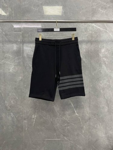 Tb 灰四杠色织短裤 高端珠地棉面料，亲肤舒适，不易褪色；舒适运动风抽绳设计，弹性收腰；考究人体习惯侧插口袋设计，潮流外穿运动百搭。颜色：花纱灰。码数：1-5。