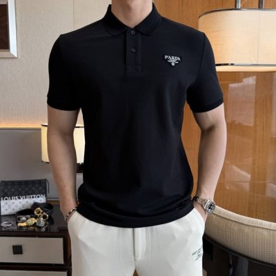 普拉达 2025Ss蛇年春夏新款polo领短袖系列。精选优质双丝光珠地棉面料，时尚大牌元素Logo设计，上身版型超赞，面料细腻舒适透气，随意搭配都超级好看时尚型