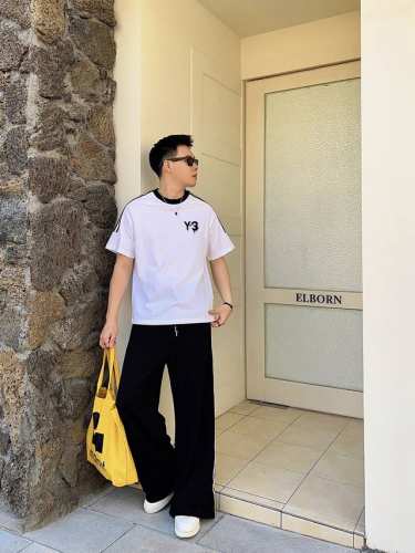y3 25官网同步发售 欧美流行趋势 洗水分层工艺 洗水纯棉面料 柔软舒适细腻 大幅印花 提升档次 宽松版型更显气质。M-2Xl 下单提供身高体重