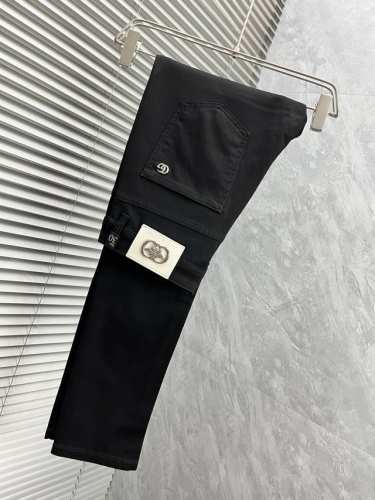 g家 春夏男士休闲牛仔裤....... 客供牛仔面料打造 质地柔软又不失筋骨，手感干爽有韧性 裤身配以品牌经典徽标，灵魂般的点缀 各项指标皆为上品，自然带来极佳