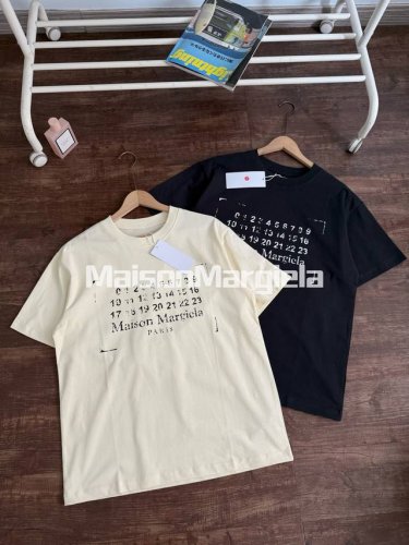 Maison Margiela马吉拉新款做旧碎裂印花短袖T恤 重磅精梳280G纯棉双纱面料 百灵达万针刺绣工艺 刺绣饱满立体 螺纹定织定染通肩拉条工艺增加衣物清