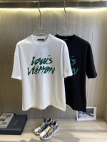 调价 Lv路易威登 2025春夏新款高克重重磅圆领短袖出货啦！！ 春夏出门必备款 定制高克重纯棉面料 搭配当下流行重工工艺 做工走线精细 面料上身舒适 三标齐全
