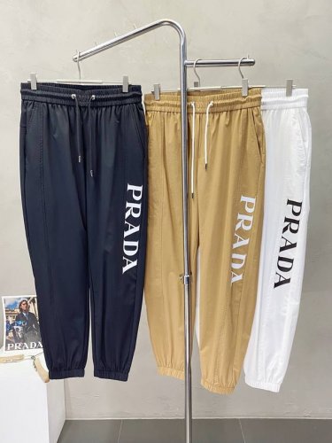 prada普拉达独家专供新款春夏休闲裤 高端版本！专柜定制面料 透气舒适度高，细节无可挑剔。品牌元素设计理念，体现高品质。手感细腻柔软！呈现休闲裁剪，上身版型超