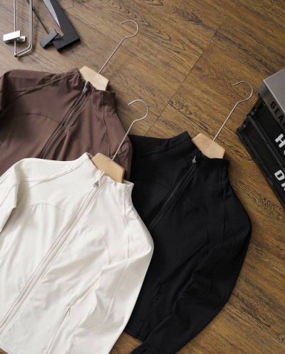 Lululemon健身运动速干外套 货号：速干1819 代工厂p出货 秋款新款立领修身外套运动瑜伽服紧身上衣 这是深受青睐的Define夹克的短款设计，舒适修身