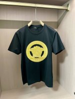 Versace2025春夏新品印度金丝线刺绣圆形Medusa短袖T恤；定制100支双股丝光美国苏皮马长绒棉面料，胸前印度金丝线拼色刺绣圆形Medusa图案，万针